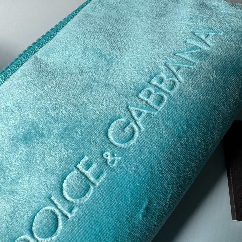 Dolce & Gabbana Black Sunglasses with Aqua Case & Box NIB

Made in Italy - Picture 10 of 10